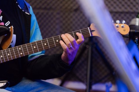 Clase de guitarra eléctrica: tomando un acorde en el mástil