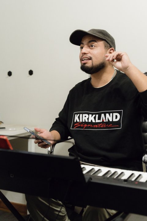 Profesor Marcos en clase de canto apoyado con piano