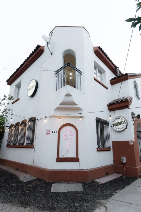 Fachada de la Escuela de Música Popular (EMP) en Ñuñoa, Santiago